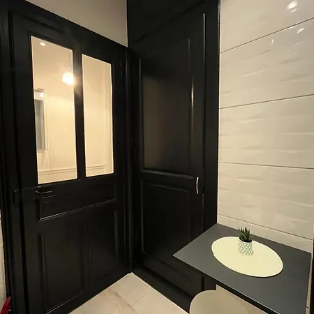 La De La Pepiniere *