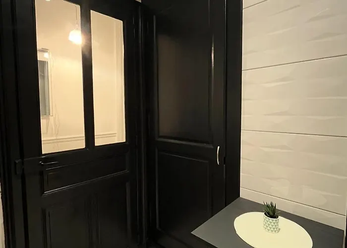 La De La Pepiniere *